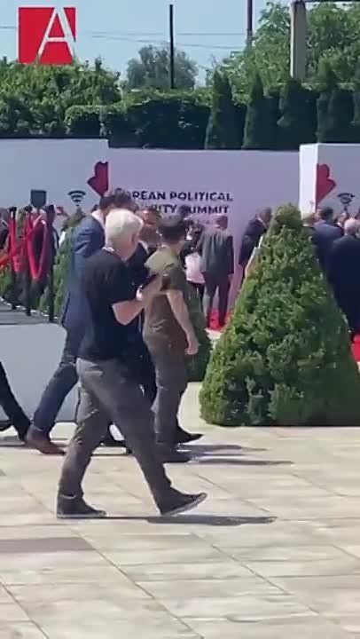 В сети обсуждают жест, который на встрече с Зеленским в Молдавии показал премьер Люксембурга Ксавье Беттель