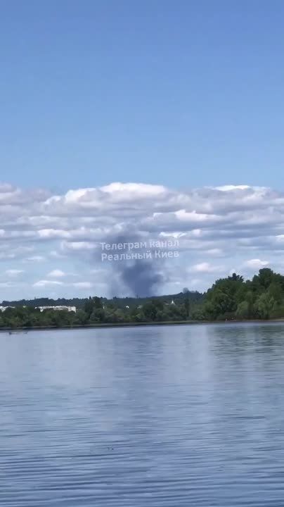 Наши подписчики, которые проживают в Вышгороде сообщают, что там сильно пылают шины, пламя быстро разгорается