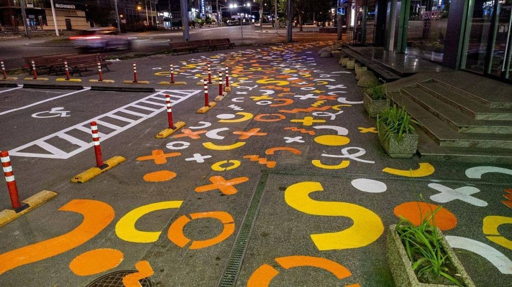 В Кишиневе оживленный перекресток превратился в арт-объект: Для пешеходов - раскрашенный тротуар, для автомобилистов - 5 парковочных мест