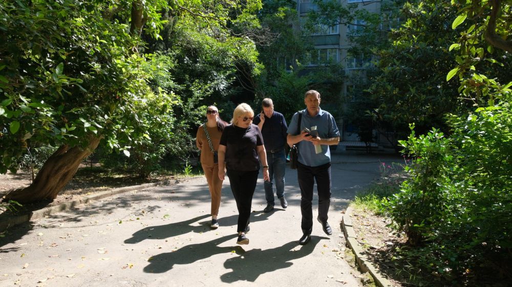 Глава администрации Ялты Янина Павленко продолжает обход дворовых территорий