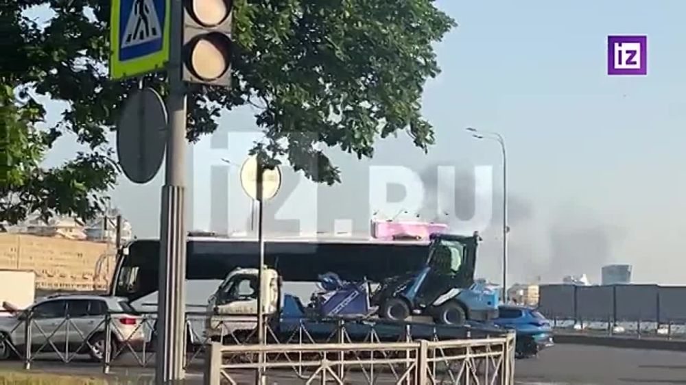 Крупный пожар начался в районе проспекта Обуховской Обороны в Санкт-Петербурге