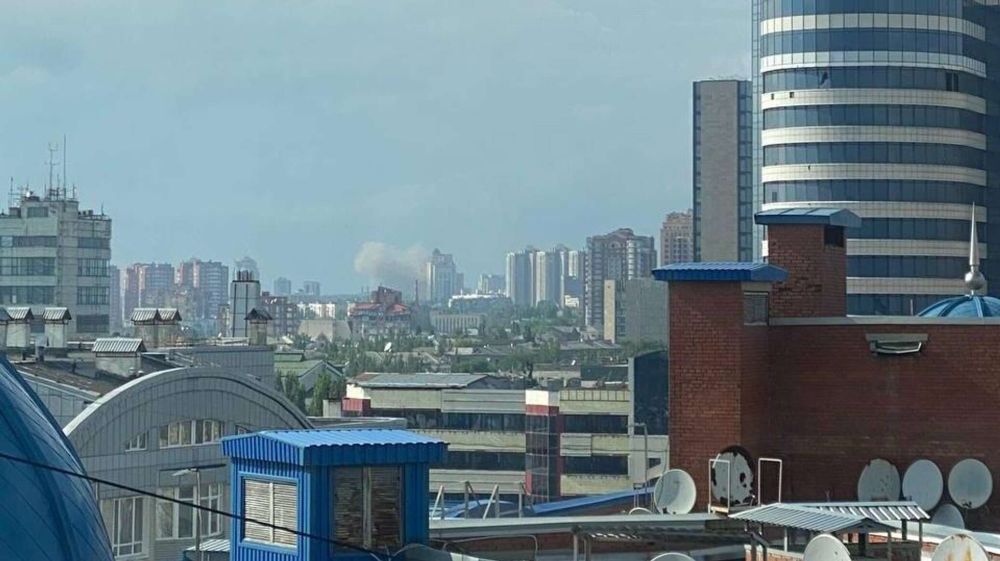 Боевики ударили по бизнес-центру в Донецке из РСЗО: есть погибший