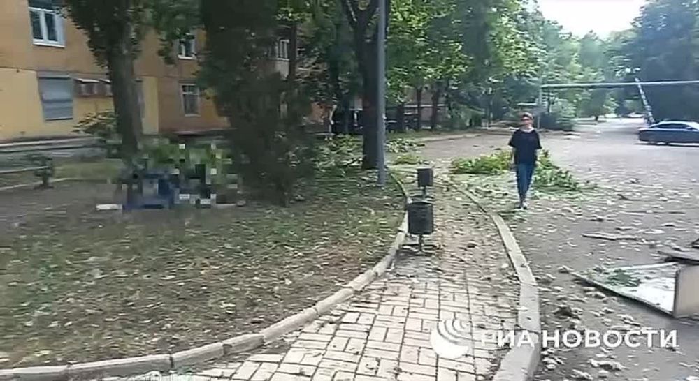 Кадры последствий обстрела ВСУ из РСЗО Киевского района Донецка