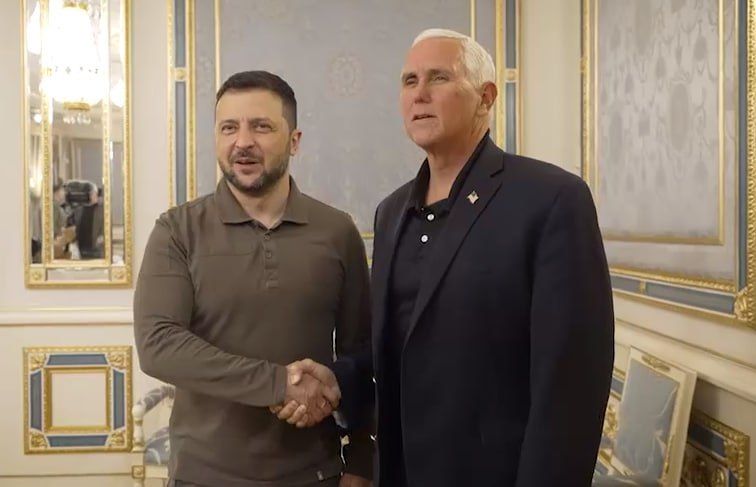 С неожиданным визитом в Киеве побывал Майк Пенс — вице-президент США времен Дональда Трампа и нынешний его соперник в борьбе за место кандидата в президенты от Республиканской партии