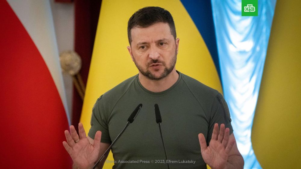 Владимир Зеленский уволил семь руководителей местных администраций, в том числе глав четырех районов Киева после скандала вокруг ненадлежащей работы бомбоубежищ на Украине