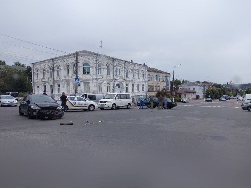 В Василькове Киевской области произошло тройное ДТП. Водитель "Honda" столкнулся с автомобилем ВАЗА, в результате чего легковушка перевернулась на крышу и столкнулась с транспортным средством "Volkswagen"