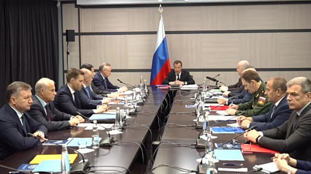 Медведев провел заседание рабочей группы Военно-промышленной комиссии РФ
