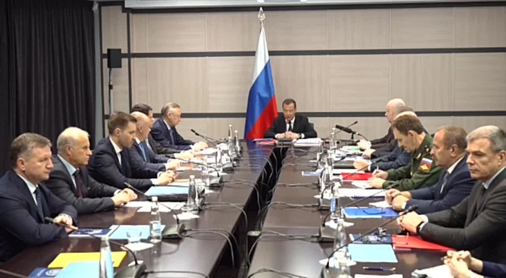 Заместитель председателя Совета безопасности России Дмитрий Медведев провел заседание рабочей группы Военно-промышленной комиссии РФ