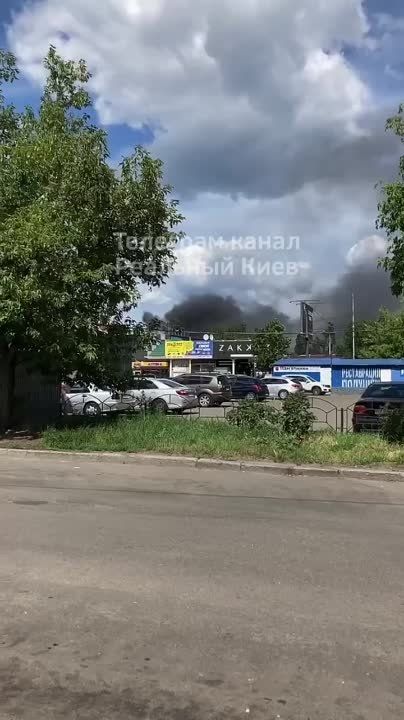 По неизвестным пока причинам На Броварском шоссе горит АЗС