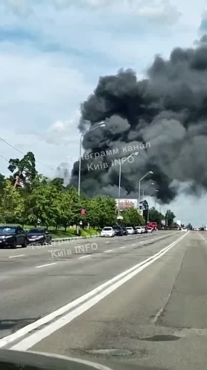 В Киеве масштабный пожар на Броварском шоссе из-за влетевшего в АЗС легкового автомобиля