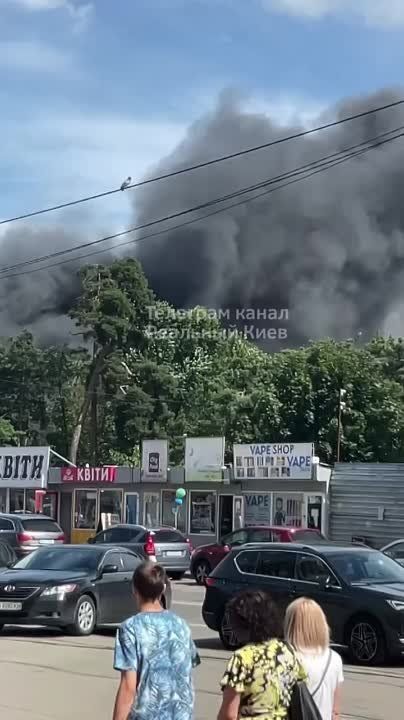 В Киеве горит АЗС на Броварском шоссе