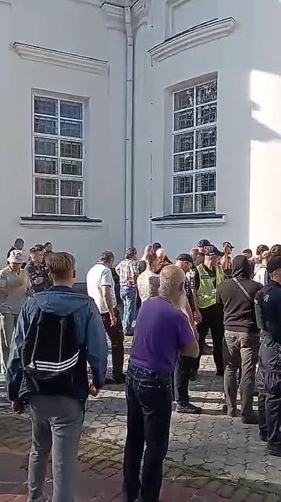 Украинские силовики вместе с представителями ПЦУ ворвались на территорию Преображенского собора Белой Церкви (Киевская область)