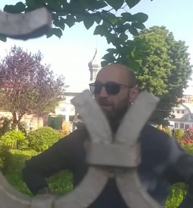 СБУшники взламывают двери собора в Белой Церкви Киевской области