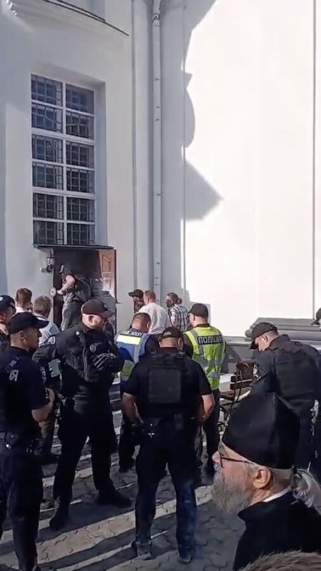 В Киевской области неизвестные начали захват кафедрального собора