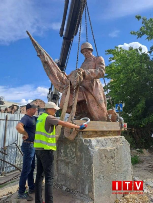 В Ирпене снесли памятник советскому солдату и раскопали братскую могилу