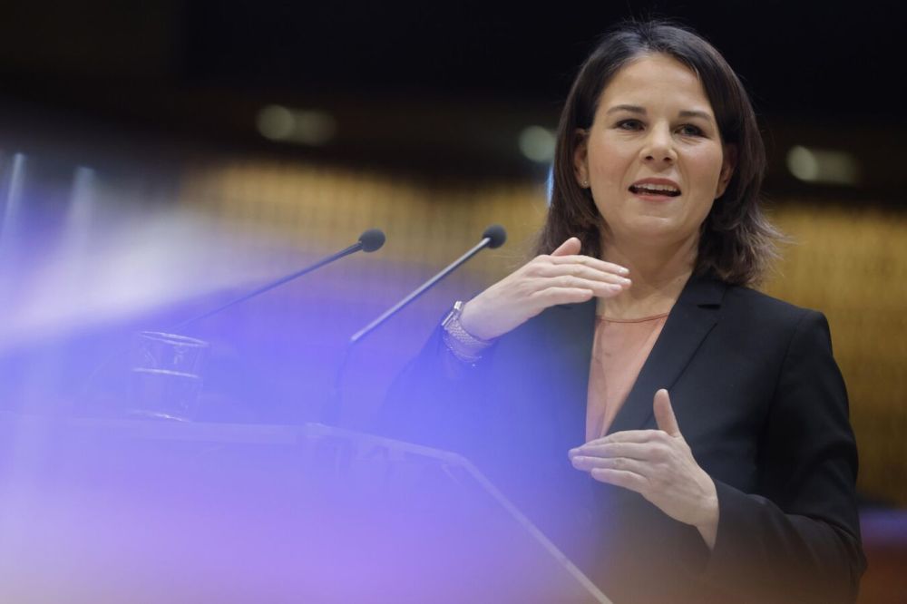 СМИ: Бербок заявила, что "ежедневно" ведет переговоры о мире на Украине