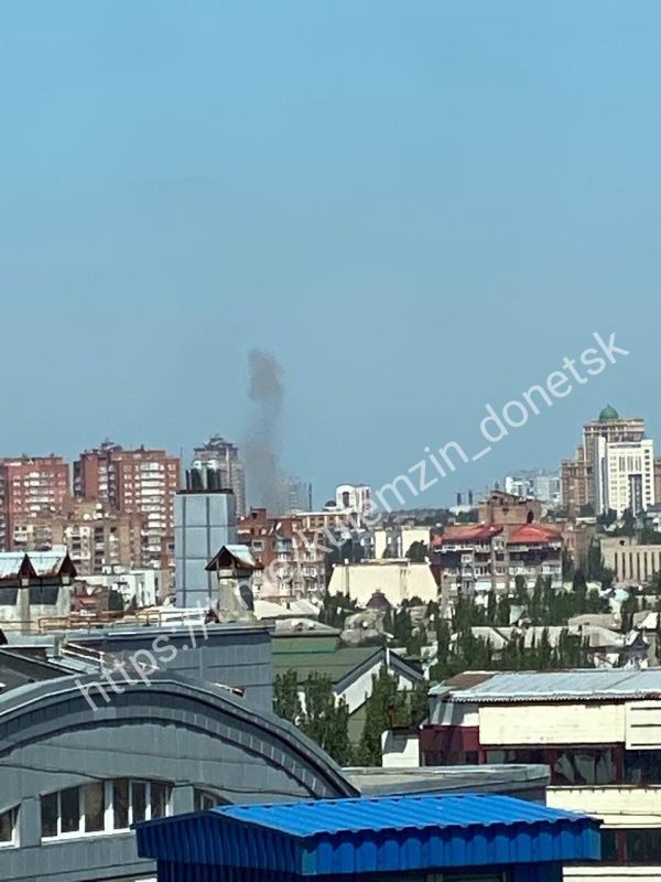 В Донецке из-за обстрела загорелась крыша спорткомплекса «Олимпийский», рассказал мэр Алексей Кулемзин