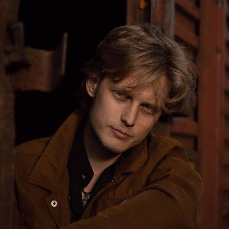 Михаил Онуфриенко: Предлагаю вместо артистов, сбежавших из «светлого укрорейха», предложить отправиться туда российским радетелям «за мир любой ценой» - всяким разным епифанцевым, назаровым, смоляниновым и прочим хаматовым