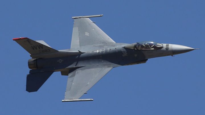 ����� ������� ����������. ������ F-16 �� ������� ���������