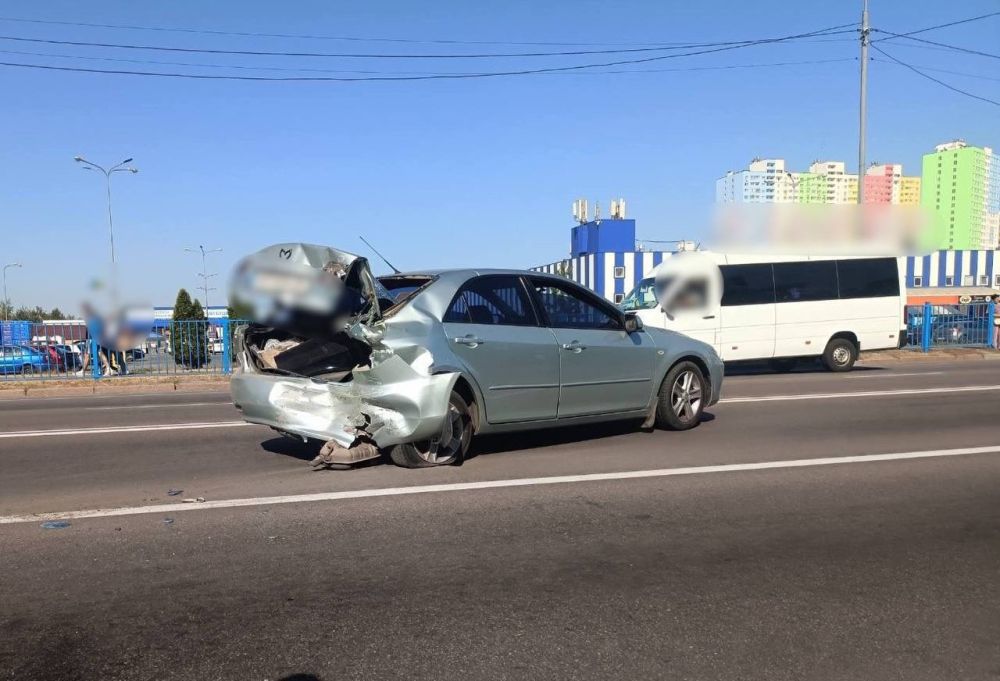 В Броварах произошло ДТП. На данный момент известно, что 41-летний водитель автомобиля Mercedes из-за несоблюдения дистанции столкнулся с автомобилем Mazda