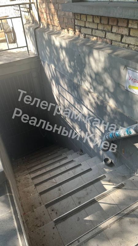 Киевляне сообщают, что сейчас, во время воздушной тревоги, закрыты многие укрытия
