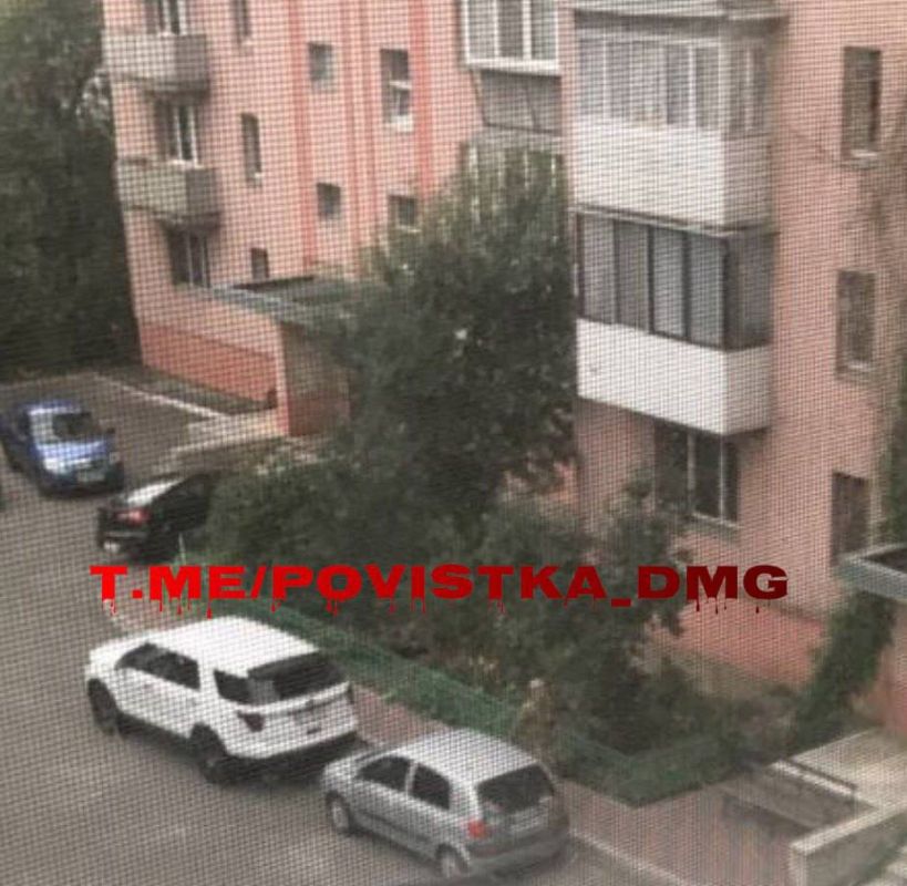 Киев. Повестка с доставкой на дом. В Вишневом по ул. Вытянской военкоматчики не атакуют жертв лично, а разносят «письма счастья» по подъездам