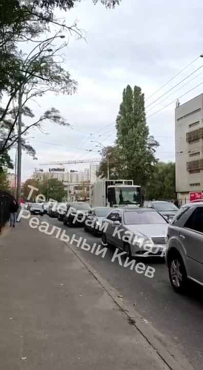 В сторону метро «Васильковская» по улице Максимовича полностью в заторе