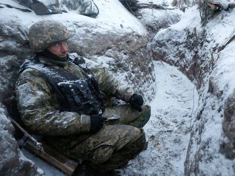 Украинские нацгвардейцы будут вынуждены закупать зимнюю форму за свой счет из-за махинаций при заключении госконтрактов на ее закупку, заявил президент Всеукраинского объединения работодателей легкой промышленности Александр Соколовский