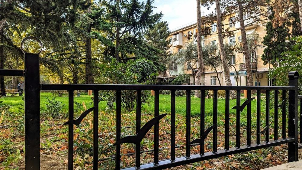 В центре Ялты решили защитить заборами клумбы и газоны