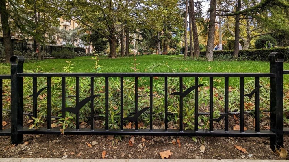 В центре Ялты устанавливают новые ограждения