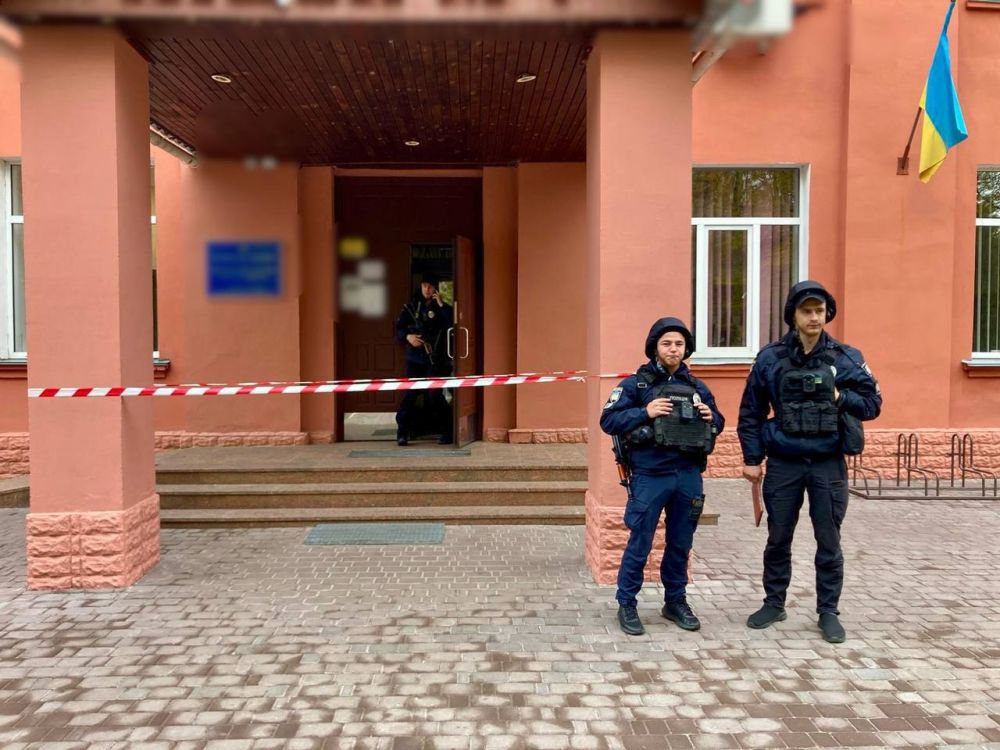 Шо, опять? Таки да! Очередное вроде как заминированное учебного заведение в Киевской области