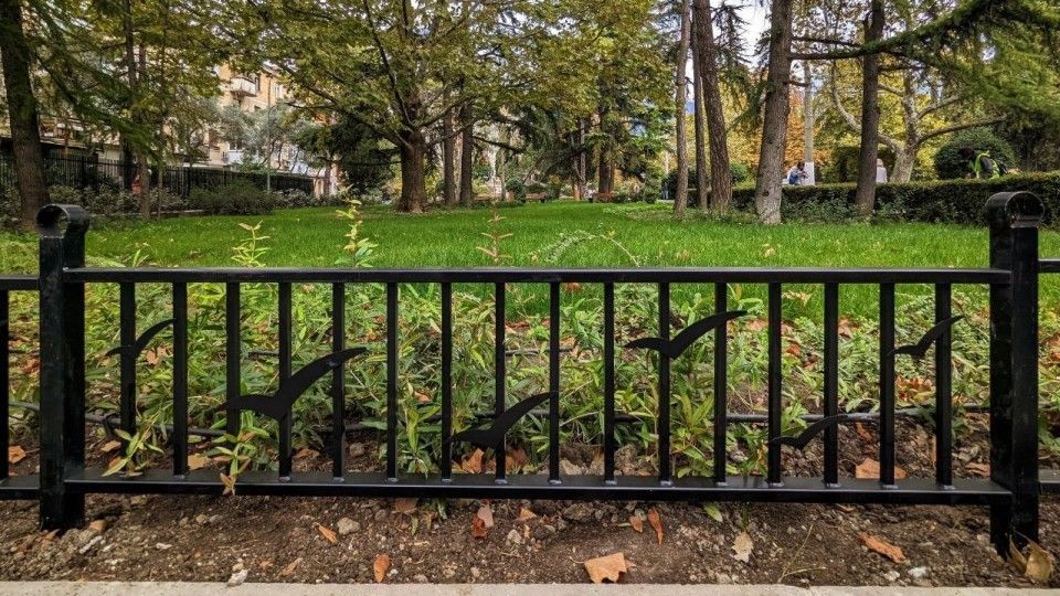 В центре Ялты устанавливают ограждения с орнаментом чайки