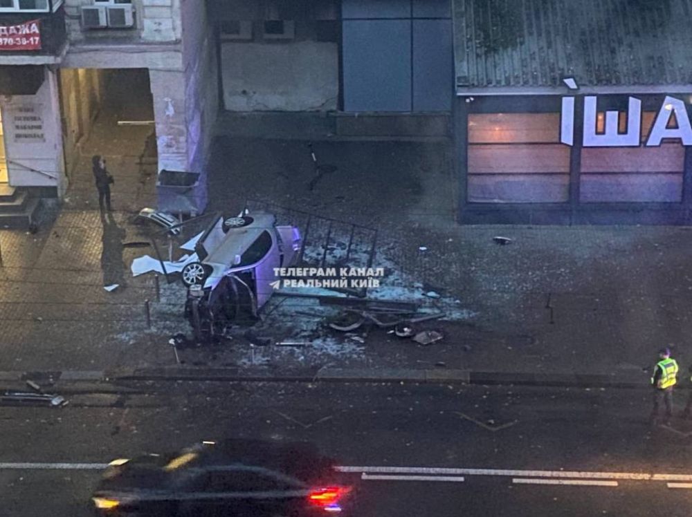 Нам пишут наши подписчики, что в Киеве на Большой Васильковской произошло жуткое ДТП