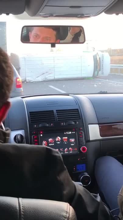 Нам поступила в редакцию информация от наших постоянных подписчиков о том, что на Броварской трассе перевернулся грузовик