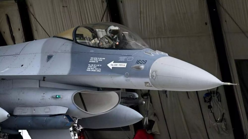 � ��� ��������� ��������� F-16 �� ������� � �������