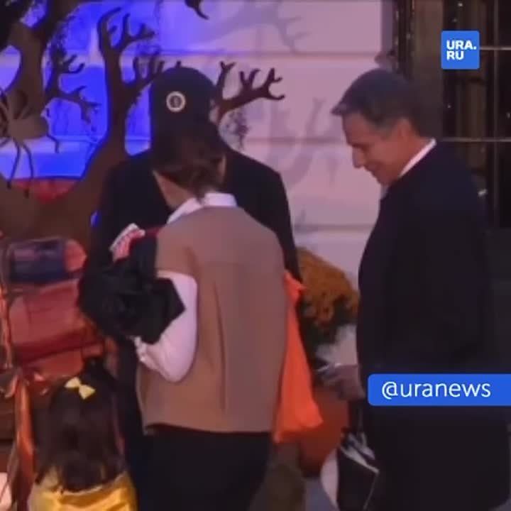 Энтони Блинкен одел своего сына в костюм Зеленского, а дочь в украинский флаг на Хэллоуин