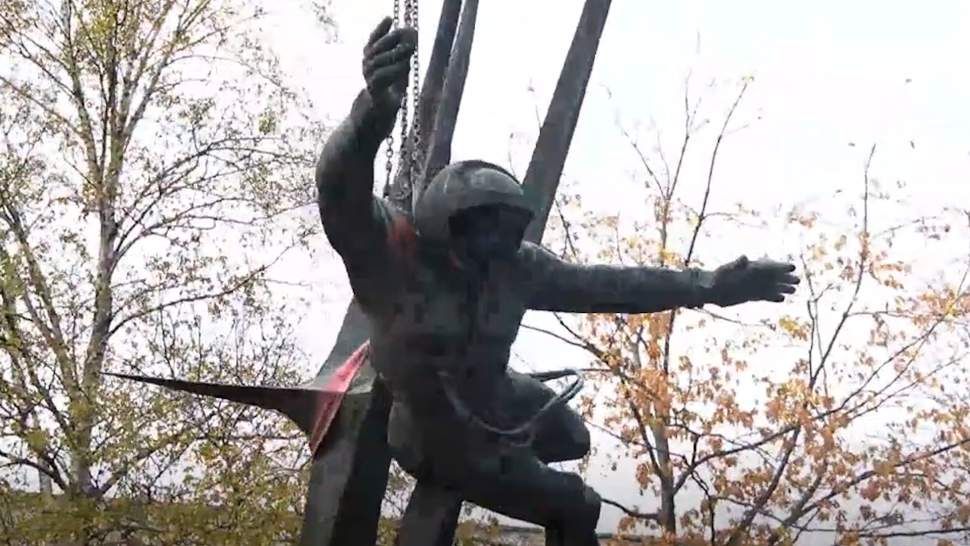 Под Киевом со здания почты сняли изображения Москвы и Санкт-Петербурга