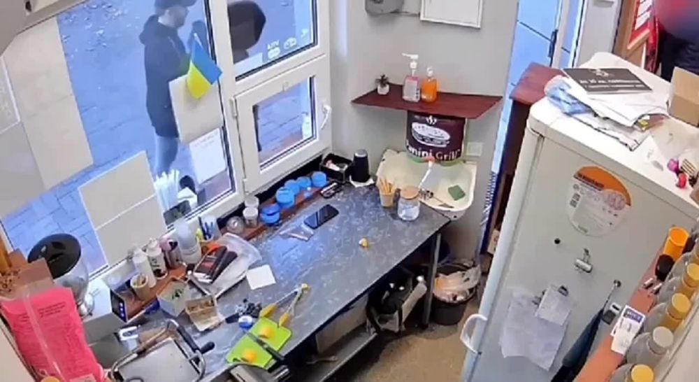 Нам сообщают очевидцы, что какой-то ненормальный в Ирпене пытался украсть банку с донатами на ВСУ