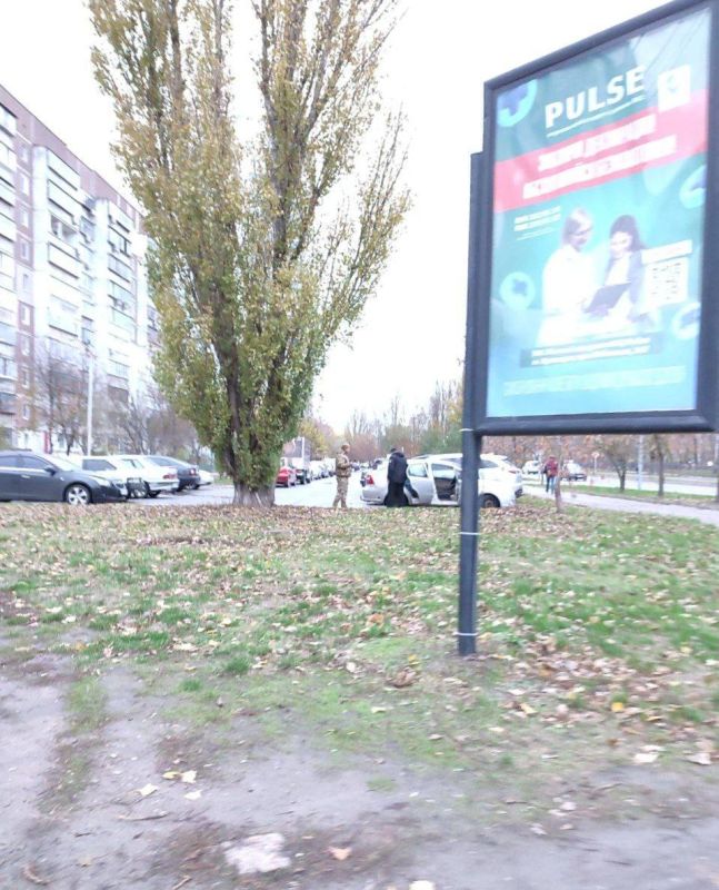 Киевская область. Бровары, напротив зелёного попугая, военкоматналетчики узрели стоявшую машину на парковке и уже подошли для вручения «письма счастья» пассажиру на заднем сидении