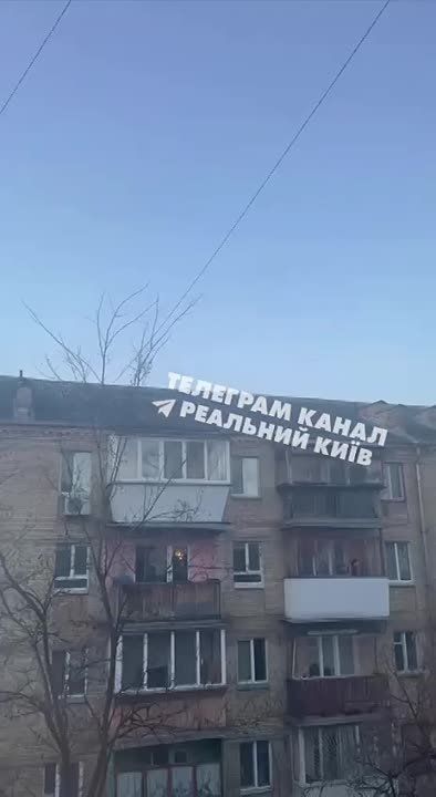 С раннего утра Украина подверглась мощнейшей БПЛА-атаке со стороны РФ. Взрывы раздавались в центральных районах Киева, в частности, в Соломенском, где обломки сбитого дрона упали на многоэтажку, разрушив ее второй этаж и вызвав возгорания