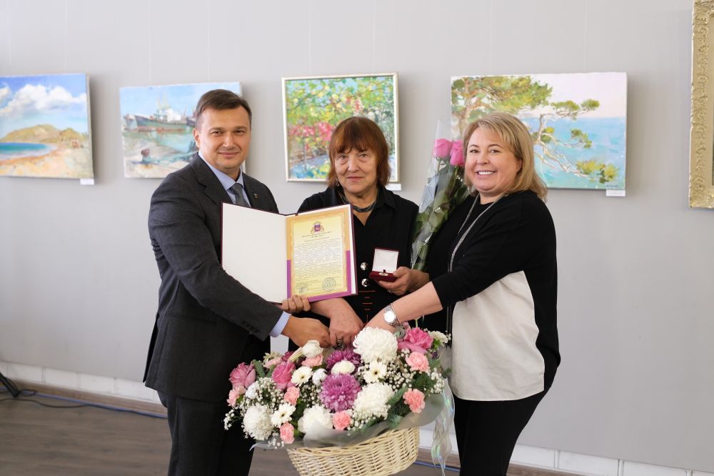 В Администрации города поздравили с юбилеем Почётного гражданина Ялты Элеонору Щеглову