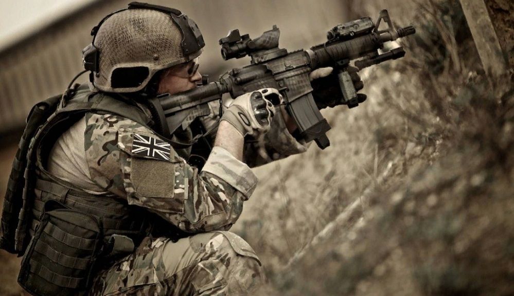 Польский министр встретил на Украине британский спецназ