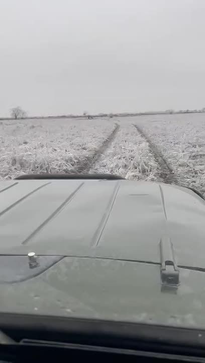 Бригада Обуховского участка Азовского района электрических сетей пробирается на вездеходе по полям Азовского района Ростовской области