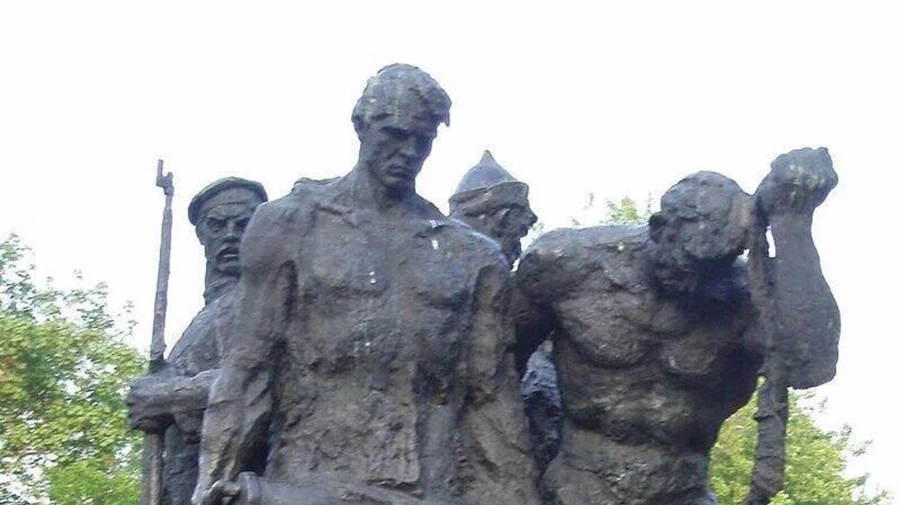 В Киеве снесли памятник экипажу бронепоезда "Таращанец"