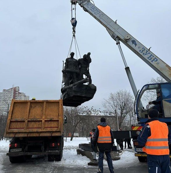 В Киеве снесли и увезли на свалку истории памятник экипажу советского бронепоезда &quot;Таращанец&quot;