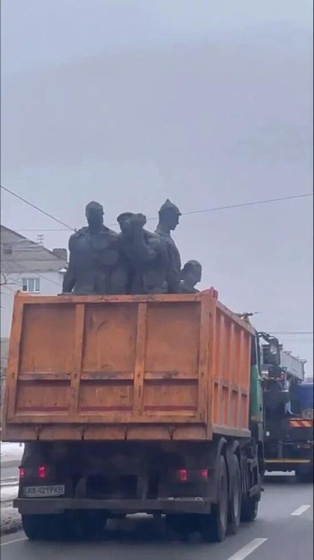 "Обозреватель": власти Киева снесли памятник экипажу бронепоезда "Таращанец"