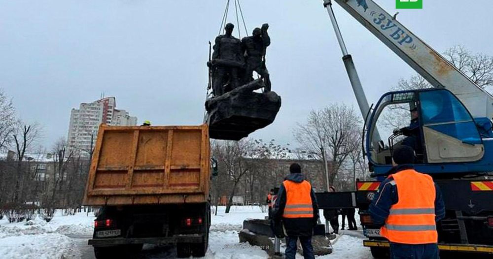 В&nbsp;Киеве снесли памятник экипажу бронепоезда &laquo;Таращанец&raquo;