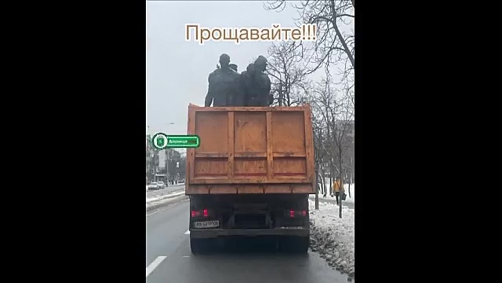 В Киеве демонтировали памятник экипажу советского бронепоезда "Таращанец”, сообщают местные СМИ