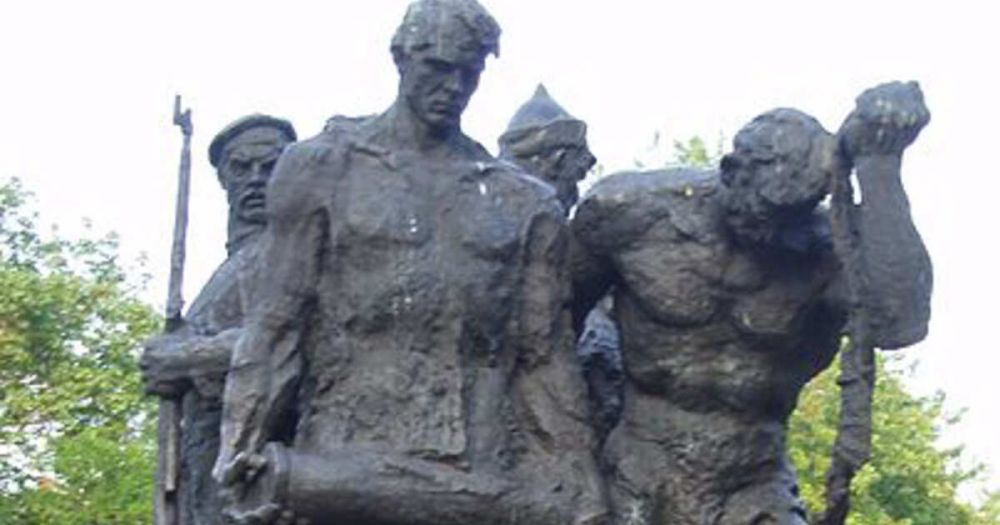 Киевские власти снесли памятник экипажу бронепоезда "Таращанец"