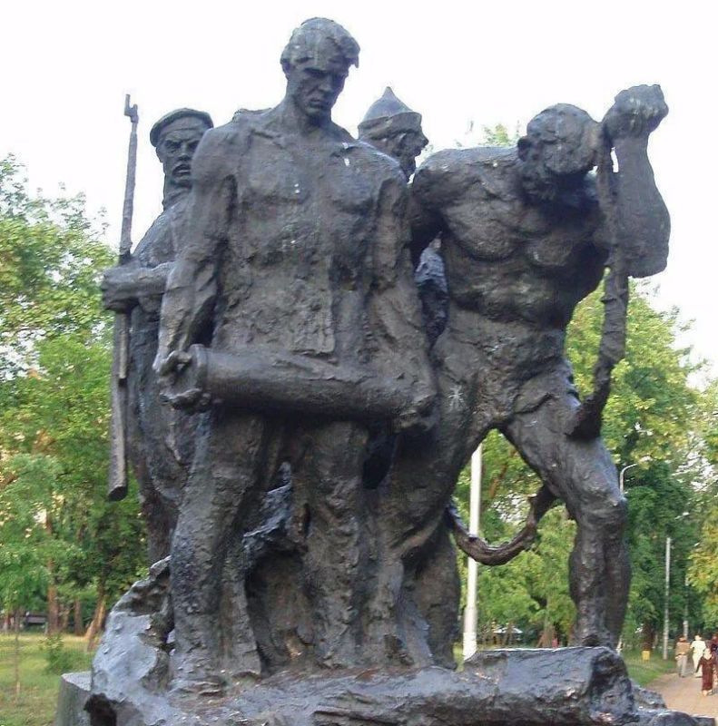 В Киеве снесли памятник экипажу советского бронепоезда «Таращанец»